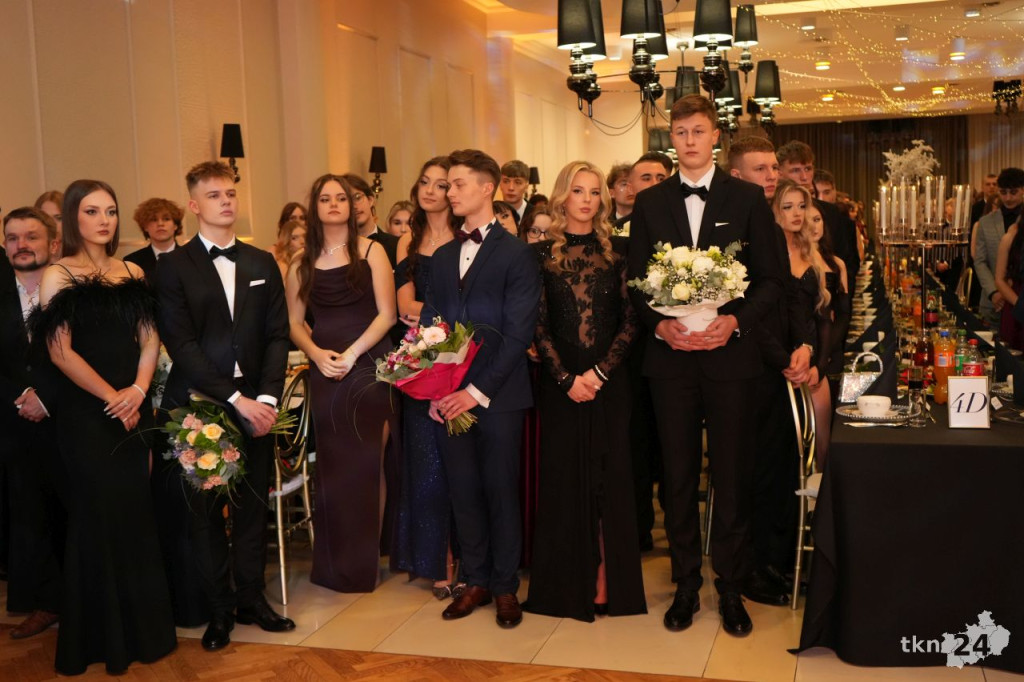 Poloneza czas zacząć! A nawet sześć! Studniówka 2026 II Liceum Ogólnokształcącego w Końskich [wideo, zdjęcia]