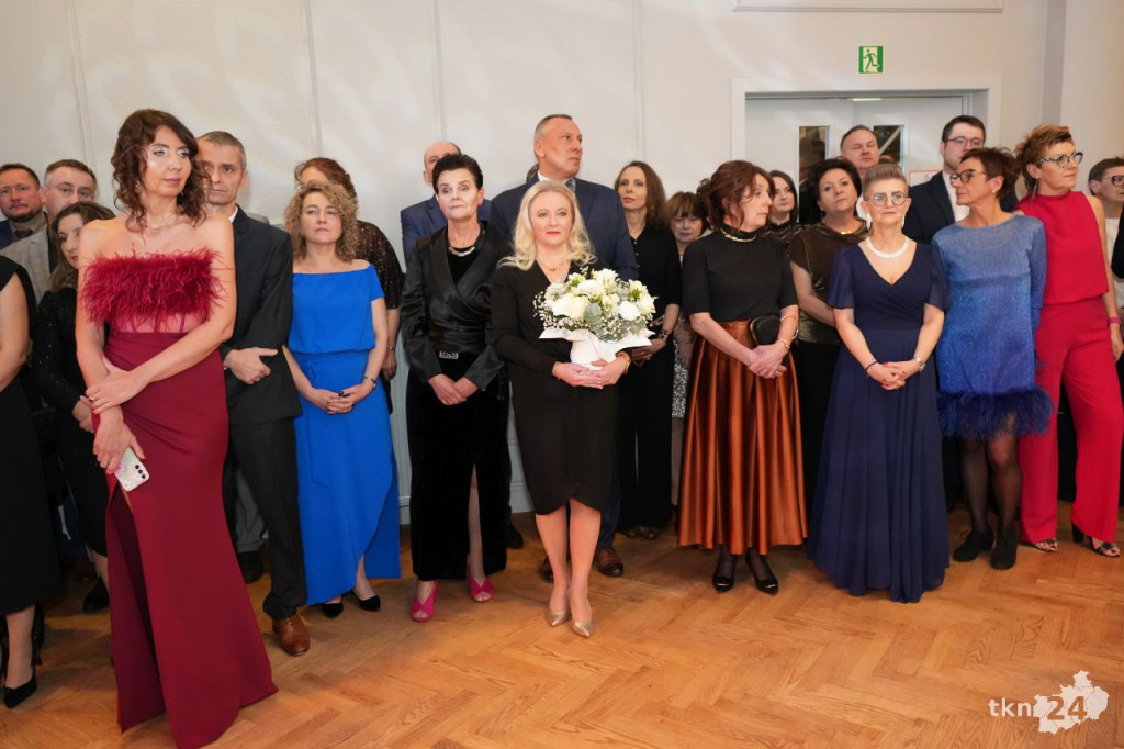 Poloneza czas zacząć! A nawet sześć! Studniówka 2026 II Liceum Ogólnokształcącego w Końskich [wideo, zdjęcia]