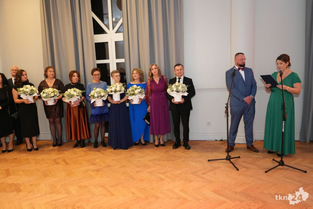Poloneza czas zacząć! A nawet sześć! Studniówka 2026 II Liceum Ogólnokształcącego w Końskich [wideo, zdjęcia]