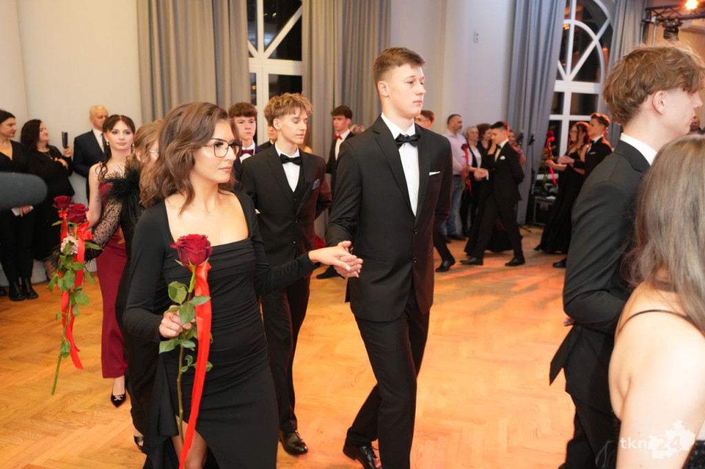 Poloneza czas zacząć! A nawet sześć! Studniówka 2026 II Liceum Ogólnokształcącego w Końskich [wideo, zdjęcia]