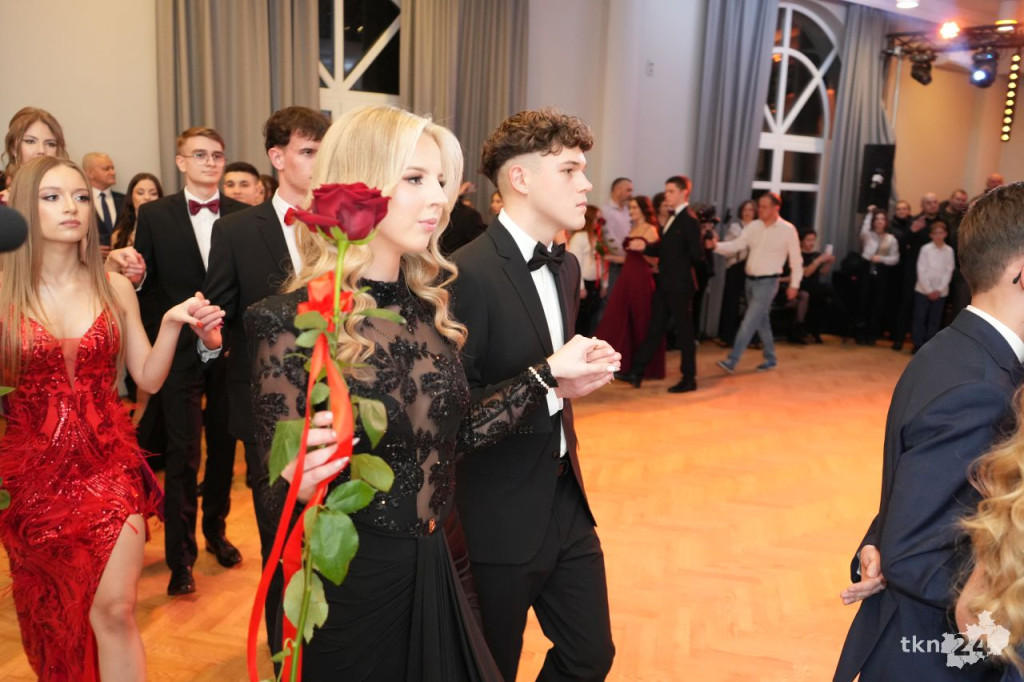 Poloneza czas zacząć! A nawet sześć! Studniówka 2026 II Liceum Ogólnokształcącego w Końskich [wideo, zdjęcia]