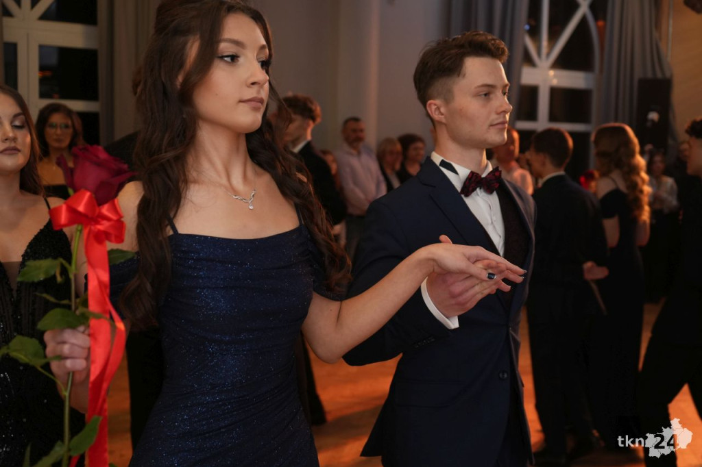 Poloneza czas zacząć! A nawet sześć! Studniówka 2026 II Liceum Ogólnokształcącego w Końskich [wideo, zdjęcia]