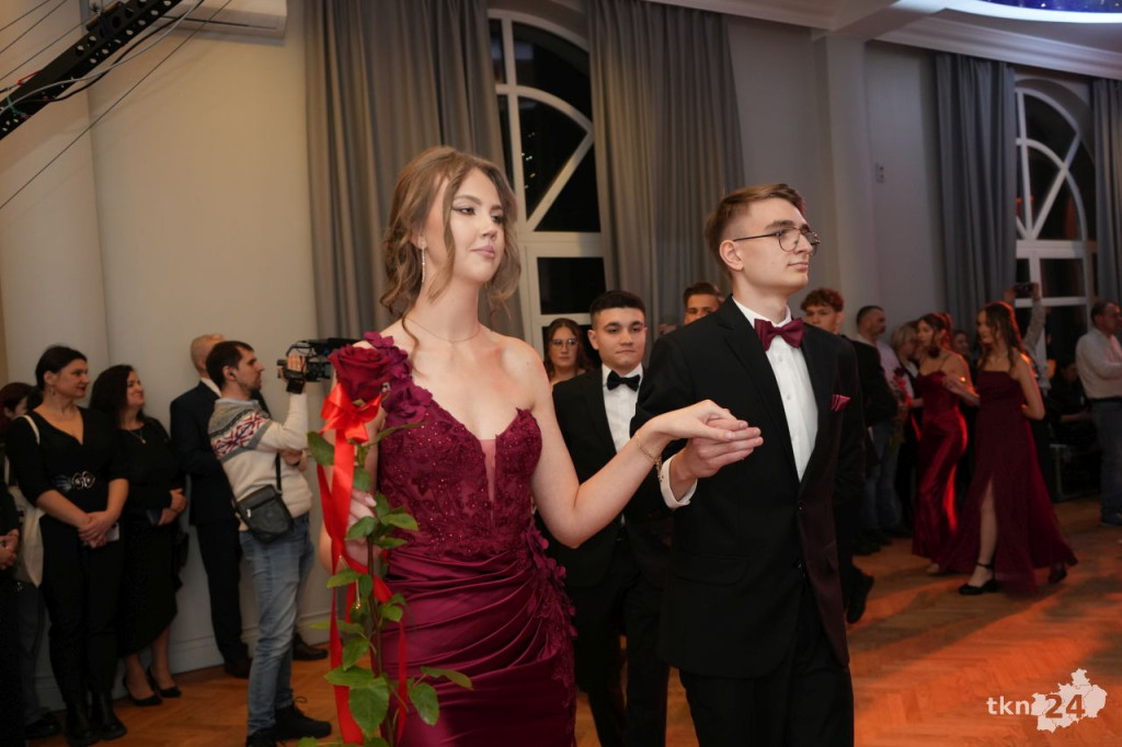 Poloneza czas zacząć! A nawet sześć! Studniówka 2026 II Liceum Ogólnokształcącego w Końskich [wideo, zdjęcia]