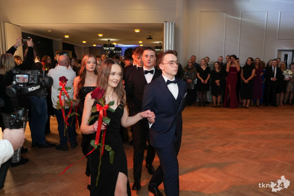 Poloneza czas zacząć! A nawet sześć! Studniówka 2026 II Liceum Ogólnokształcącego w Końskich [wideo, zdjęcia]