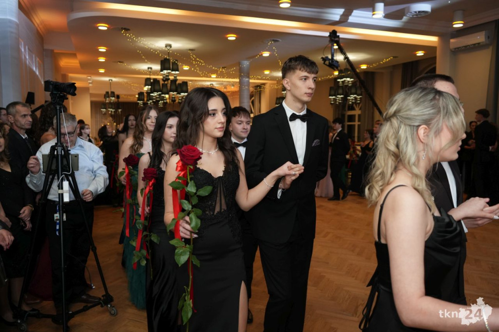 Poloneza czas zacząć! A nawet sześć! Studniówka 2026 II Liceum Ogólnokształcącego w Końskich [wideo, zdjęcia]