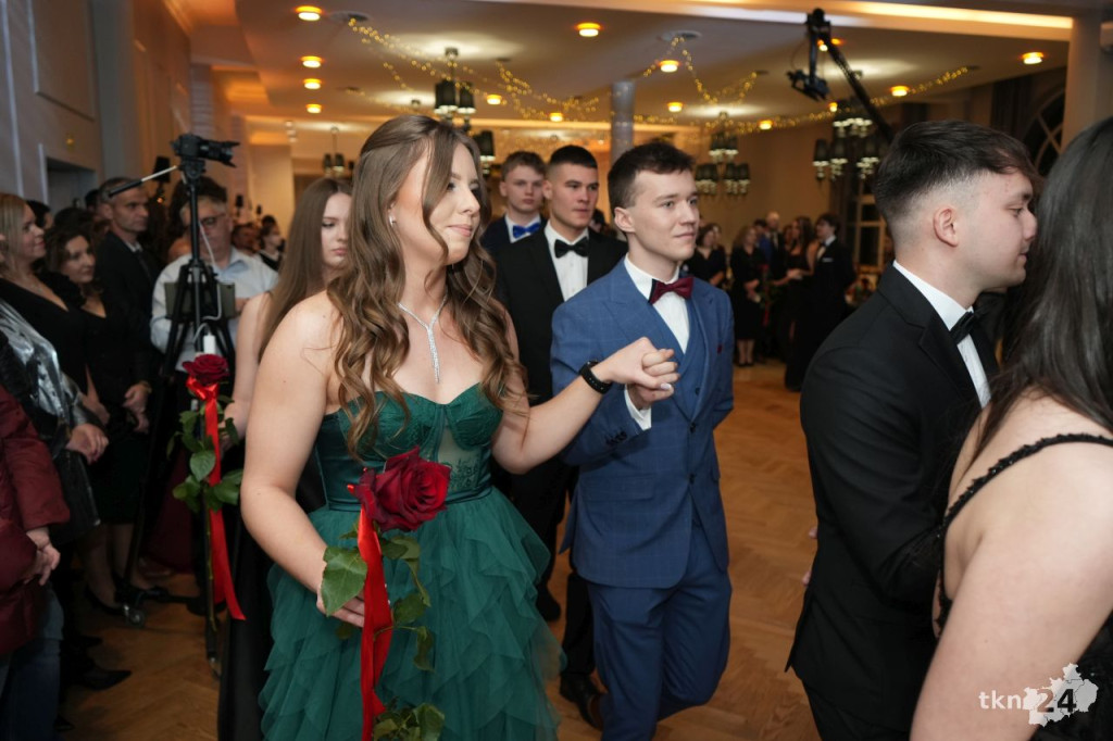 Poloneza czas zacząć! A nawet sześć! Studniówka 2026 II Liceum Ogólnokształcącego w Końskich [wideo, zdjęcia]