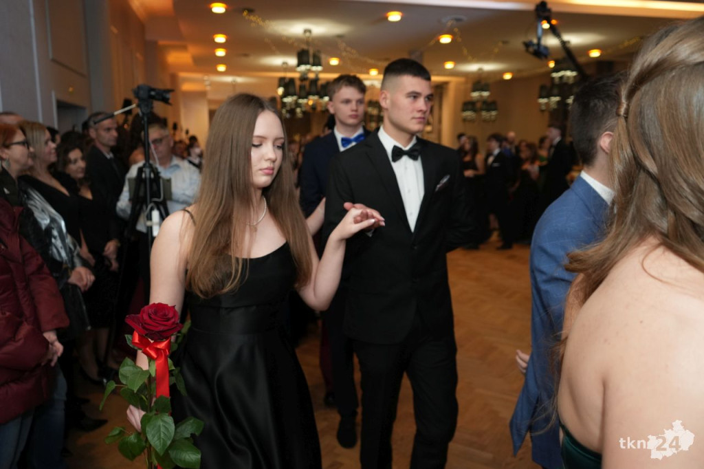 Poloneza czas zacząć! A nawet sześć! Studniówka 2026 II Liceum Ogólnokształcącego w Końskich [wideo, zdjęcia]
