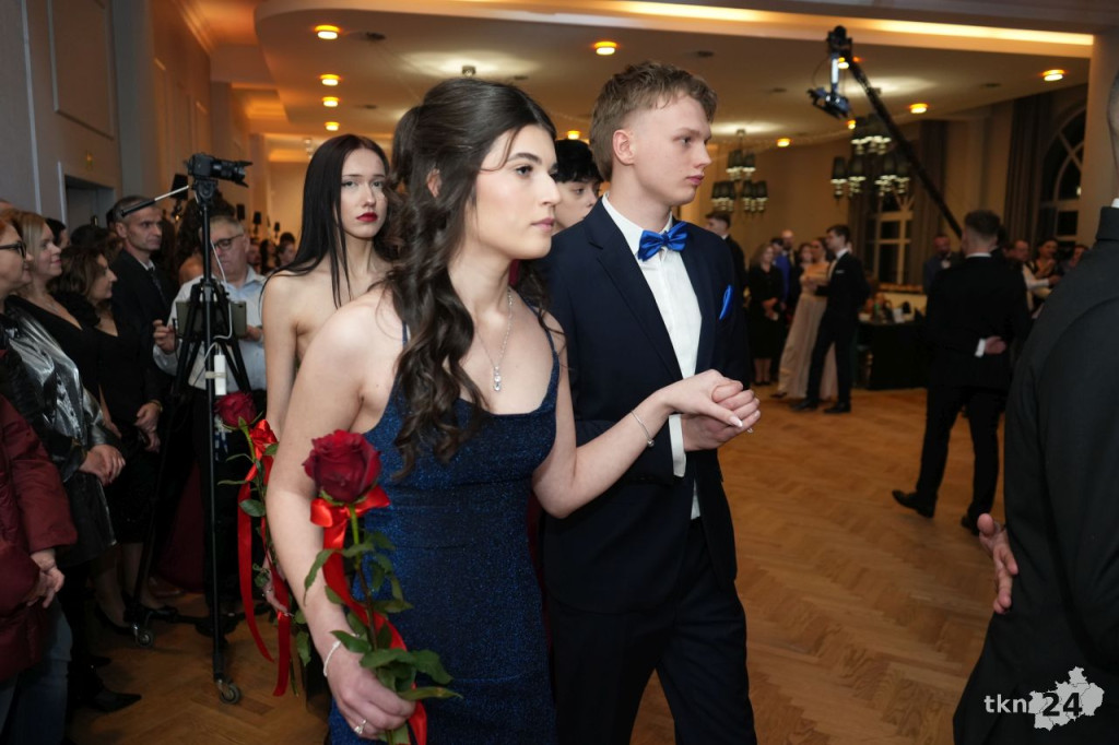 Poloneza czas zacząć! A nawet sześć! Studniówka 2026 II Liceum Ogólnokształcącego w Końskich [wideo, zdjęcia]