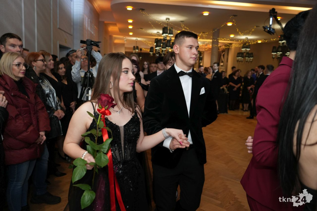 Poloneza czas zacząć! A nawet sześć! Studniówka 2026 II Liceum Ogólnokształcącego w Końskich [wideo, zdjęcia]