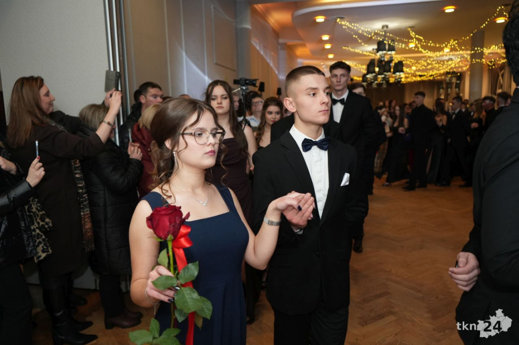 Poloneza czas zacząć! A nawet sześć! Studniówka 2026 II Liceum Ogólnokształcącego w Końskich [wideo, zdjęcia]