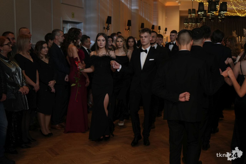 Poloneza czas zacząć! A nawet sześć! Studniówka 2026 II Liceum Ogólnokształcącego w Końskich [wideo, zdjęcia]