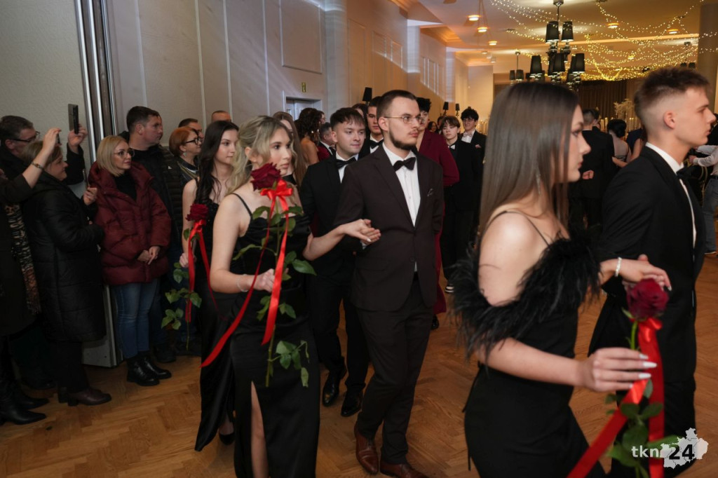 Poloneza czas zacząć! A nawet sześć! Studniówka 2026 II Liceum Ogólnokształcącego w Końskich [wideo, zdjęcia]