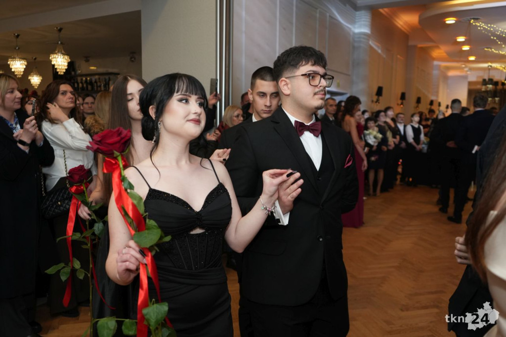 Poloneza czas zacząć! A nawet sześć! Studniówka 2026 II Liceum Ogólnokształcącego w Końskich [wideo, zdjęcia]