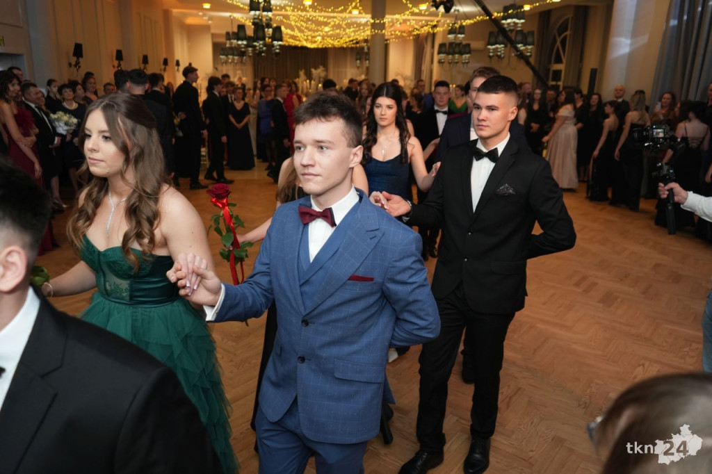 Poloneza czas zacząć! A nawet sześć! Studniówka 2026 II Liceum Ogólnokształcącego w Końskich [wideo, zdjęcia]