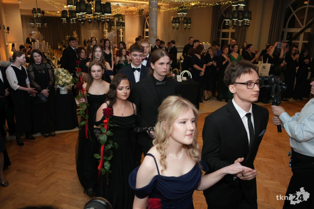 Poloneza czas zacząć! A nawet sześć! Studniówka 2026 II Liceum Ogólnokształcącego w Końskich [wideo, zdjęcia]