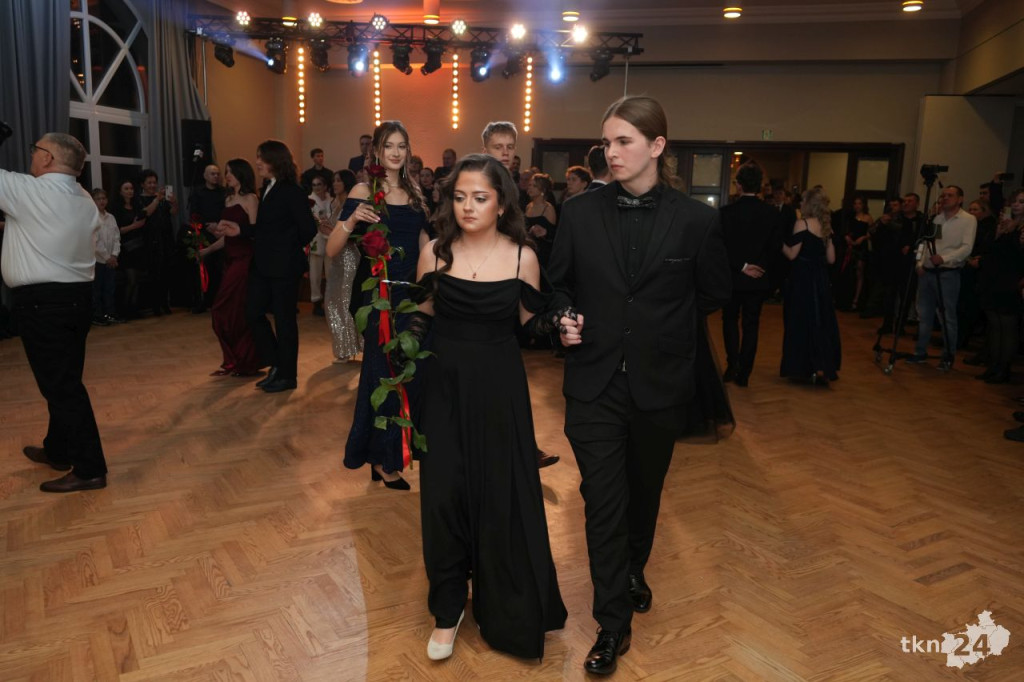 Poloneza czas zacząć! A nawet sześć! Studniówka 2026 II Liceum Ogólnokształcącego w Końskich [wideo, zdjęcia]