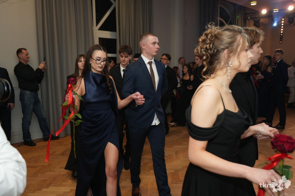 Poloneza czas zacząć! A nawet sześć! Studniówka 2026 II Liceum Ogólnokształcącego w Końskich [wideo, zdjęcia]