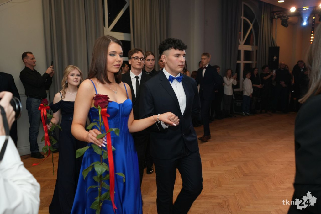 Poloneza czas zacząć! A nawet sześć! Studniówka 2026 II Liceum Ogólnokształcącego w Końskich [wideo, zdjęcia]