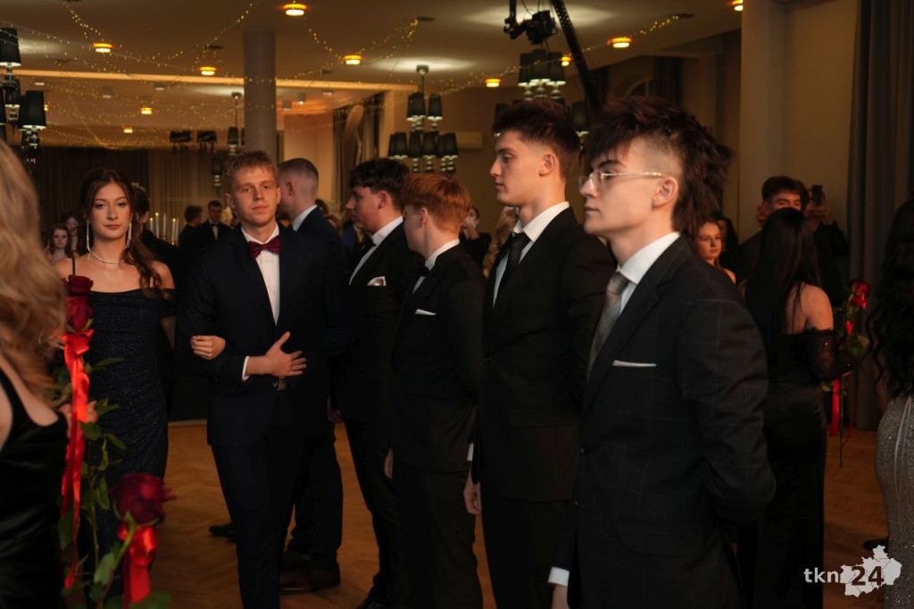 Poloneza czas zacząć! A nawet sześć! Studniówka 2026 II Liceum Ogólnokształcącego w Końskich [wideo, zdjęcia]