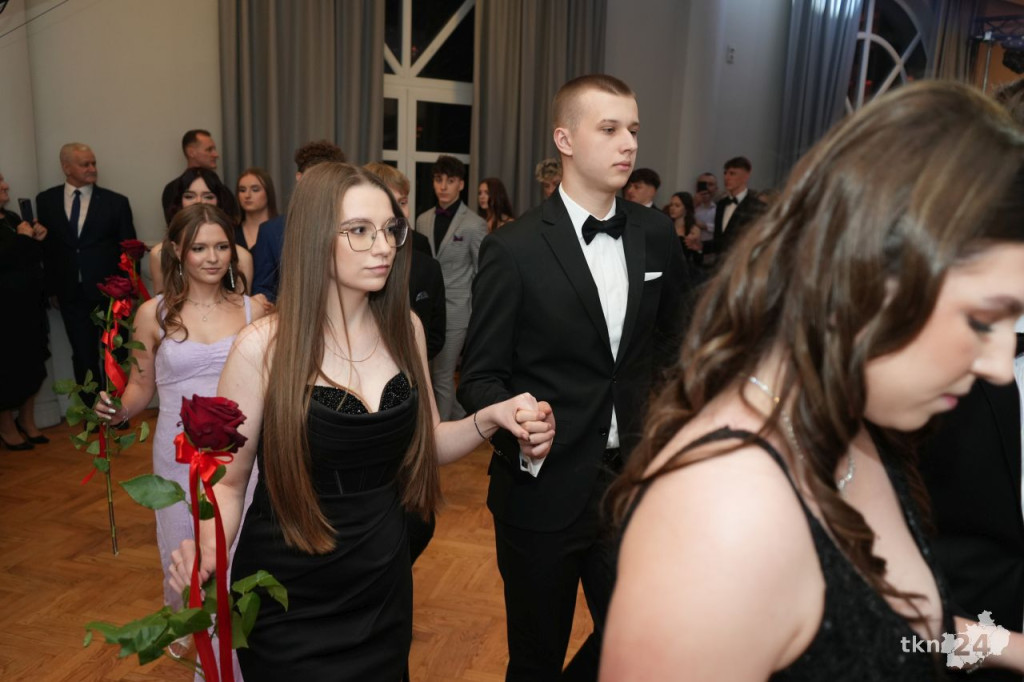 Poloneza czas zacząć! A nawet sześć! Studniówka 2026 II Liceum Ogólnokształcącego w Końskich [wideo, zdjęcia]