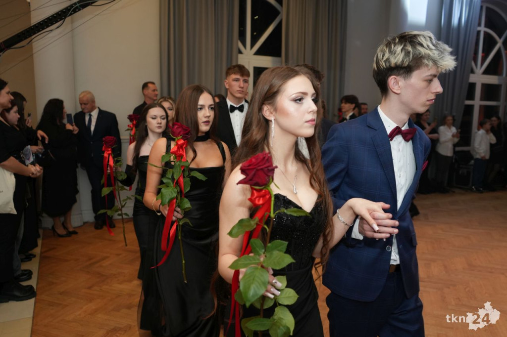 Poloneza czas zacząć! A nawet sześć! Studniówka 2026 II Liceum Ogólnokształcącego w Końskich [wideo, zdjęcia]