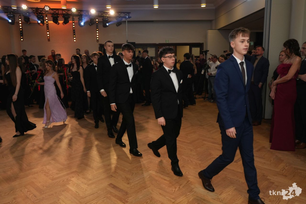 Poloneza czas zacząć! A nawet sześć! Studniówka 2026 II Liceum Ogólnokształcącego w Końskich [wideo, zdjęcia]