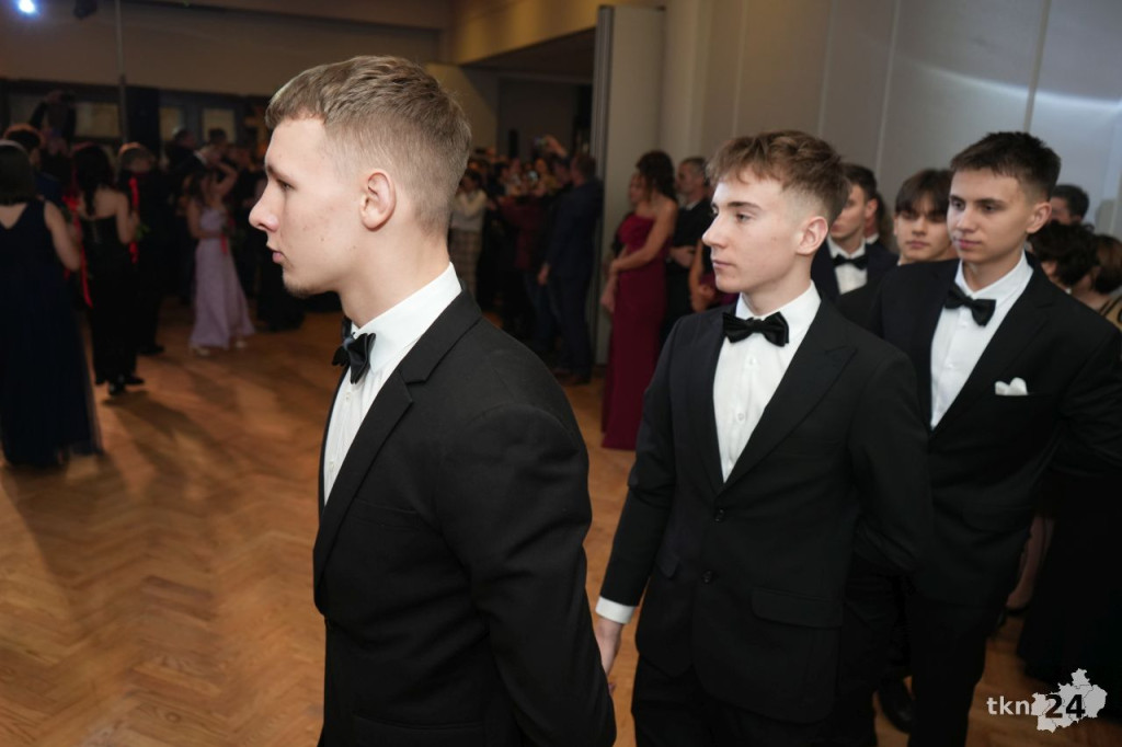 Poloneza czas zacząć! A nawet sześć! Studniówka 2026 II Liceum Ogólnokształcącego w Końskich [wideo, zdjęcia]