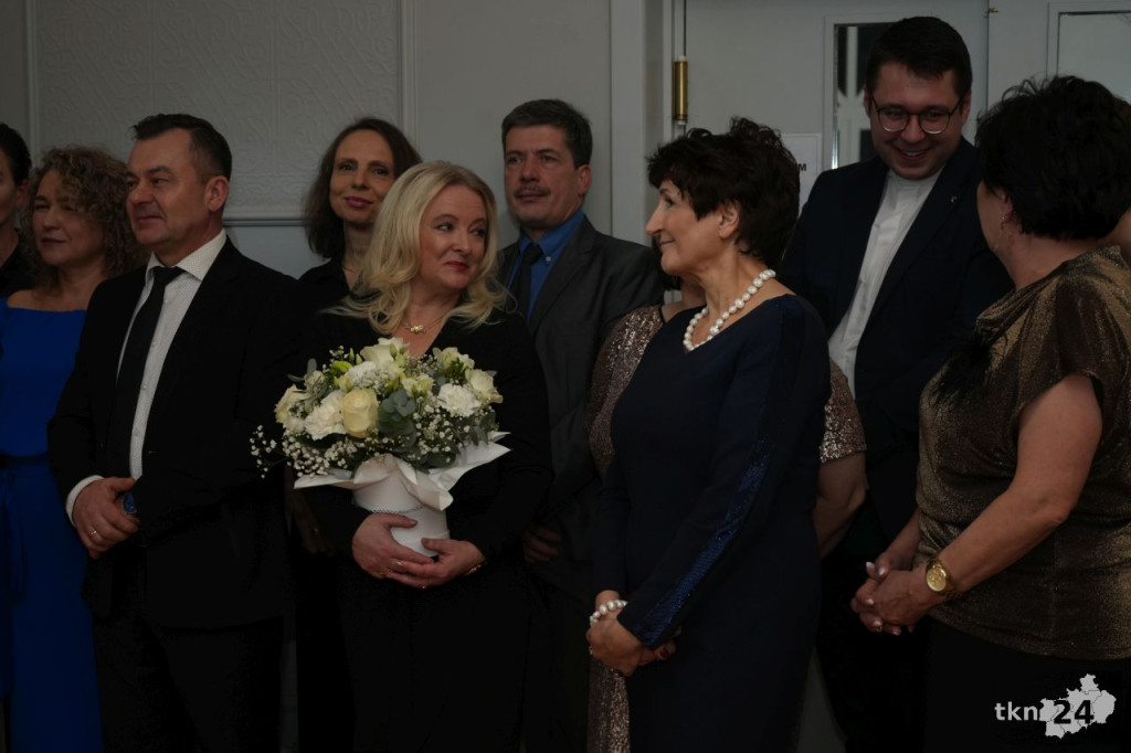 Poloneza czas zacząć! A nawet sześć! Studniówka 2026 II Liceum Ogólnokształcącego w Końskich [wideo, zdjęcia]