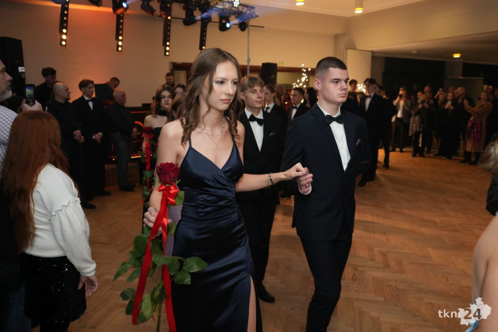 Poloneza czas zacząć! A nawet sześć! Studniówka 2026 II Liceum Ogólnokształcącego w Końskich [wideo, zdjęcia]
