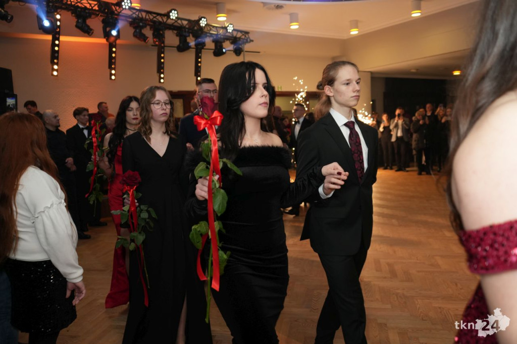 Poloneza czas zacząć! A nawet sześć! Studniówka 2026 II Liceum Ogólnokształcącego w Końskich [wideo, zdjęcia]