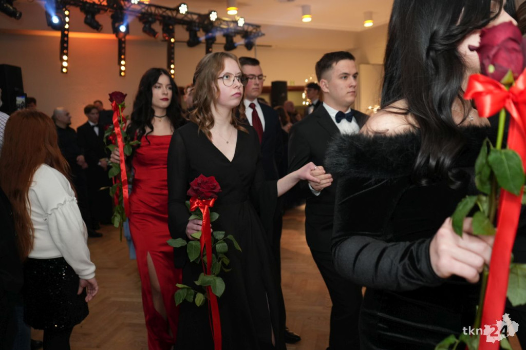 Poloneza czas zacząć! A nawet sześć! Studniówka 2026 II Liceum Ogólnokształcącego w Końskich [wideo, zdjęcia]