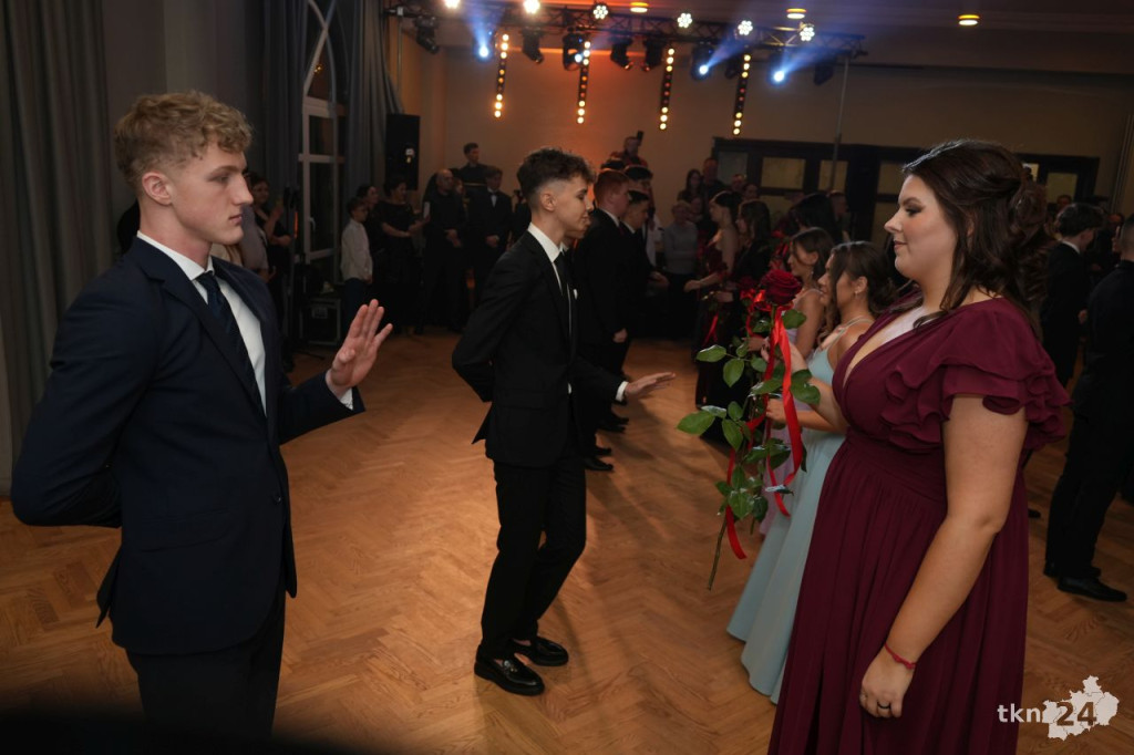Poloneza czas zacząć! A nawet sześć! Studniówka 2026 II Liceum Ogólnokształcącego w Końskich [wideo, zdjęcia]