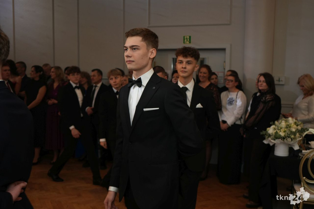 Poloneza czas zacząć! A nawet sześć! Studniówka 2026 II Liceum Ogólnokształcącego w Końskich [wideo, zdjęcia]
