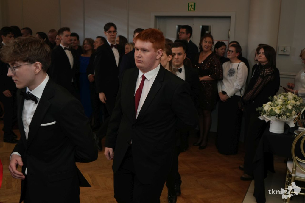 Poloneza czas zacząć! A nawet sześć! Studniówka 2026 II Liceum Ogólnokształcącego w Końskich [wideo, zdjęcia]