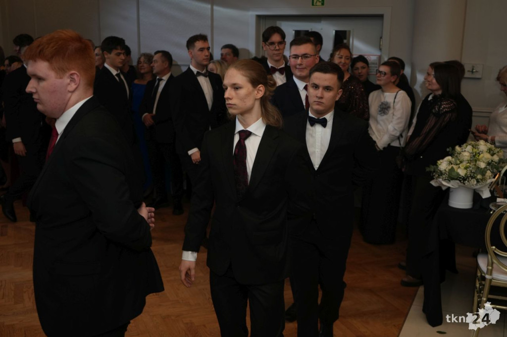 Poloneza czas zacząć! A nawet sześć! Studniówka 2026 II Liceum Ogólnokształcącego w Końskich [wideo, zdjęcia]