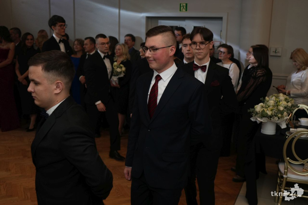 Poloneza czas zacząć! A nawet sześć! Studniówka 2026 II Liceum Ogólnokształcącego w Końskich [wideo, zdjęcia]