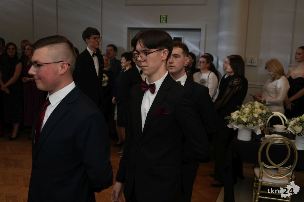 Poloneza czas zacząć! A nawet sześć! Studniówka 2026 II Liceum Ogólnokształcącego w Końskich [wideo, zdjęcia]