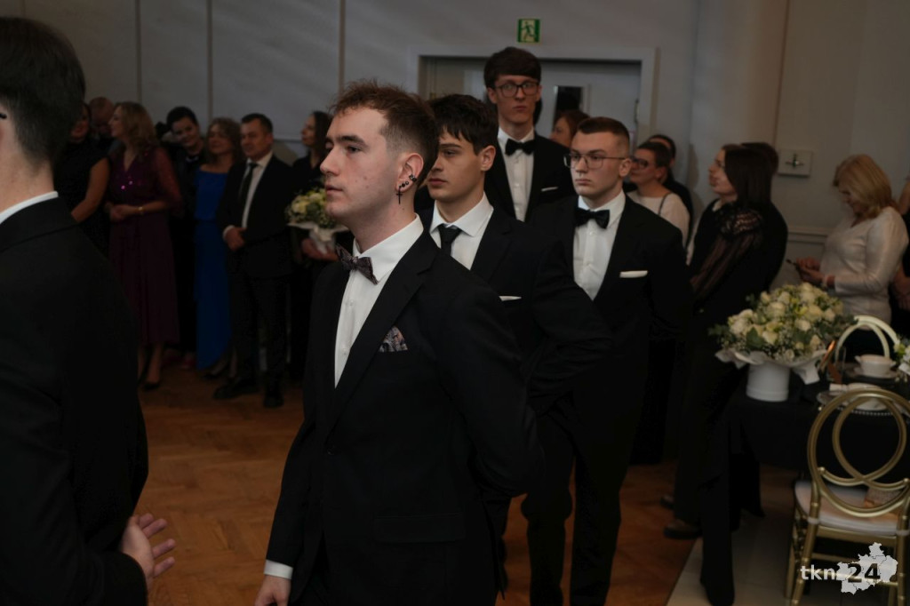 Poloneza czas zacząć! A nawet sześć! Studniówka 2026 II Liceum Ogólnokształcącego w Końskich [wideo, zdjęcia]