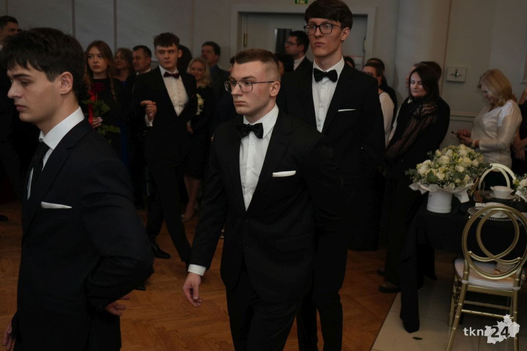 Poloneza czas zacząć! A nawet sześć! Studniówka 2026 II Liceum Ogólnokształcącego w Końskich [wideo, zdjęcia]