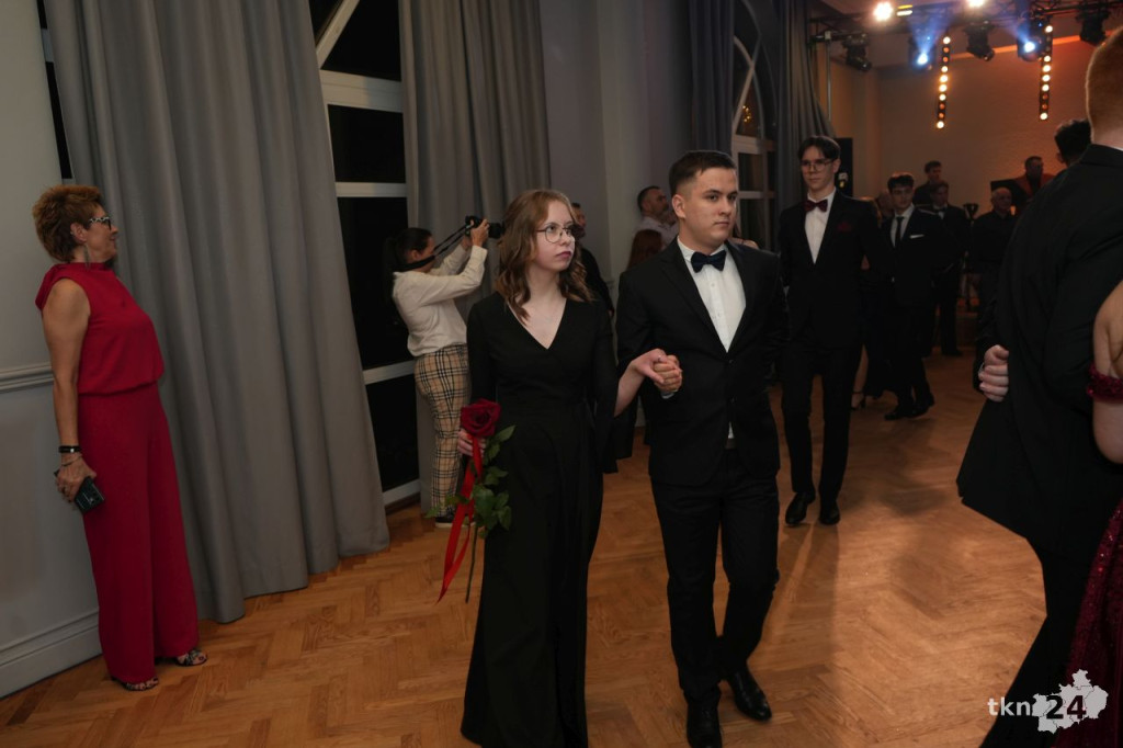 Poloneza czas zacząć! A nawet sześć! Studniówka 2026 II Liceum Ogólnokształcącego w Końskich [wideo, zdjęcia]