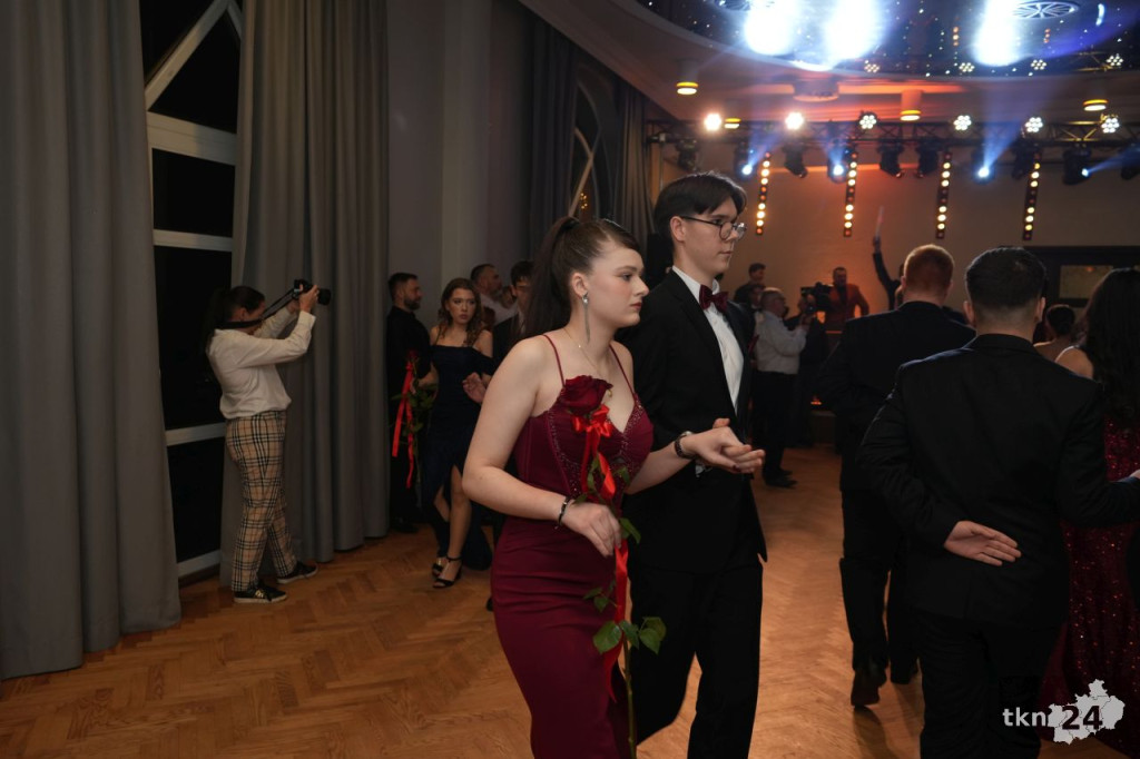 Poloneza czas zacząć! A nawet sześć! Studniówka 2026 II Liceum Ogólnokształcącego w Końskich [wideo, zdjęcia]
