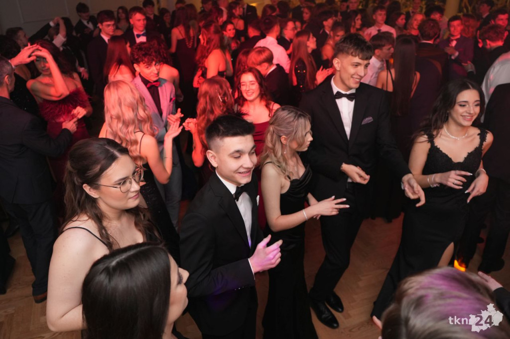 Poloneza czas zacząć! A nawet sześć! Studniówka 2026 II Liceum Ogólnokształcącego w Końskich [wideo, zdjęcia]