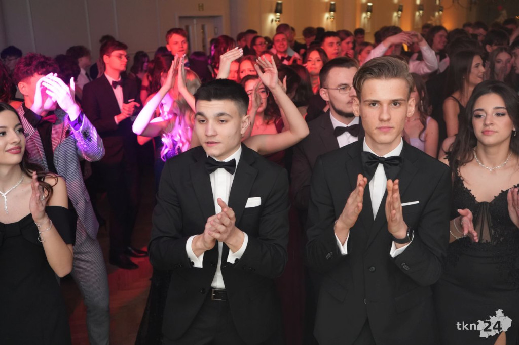 Poloneza czas zacząć! A nawet sześć! Studniówka 2026 II Liceum Ogólnokształcącego w Końskich [wideo, zdjęcia]