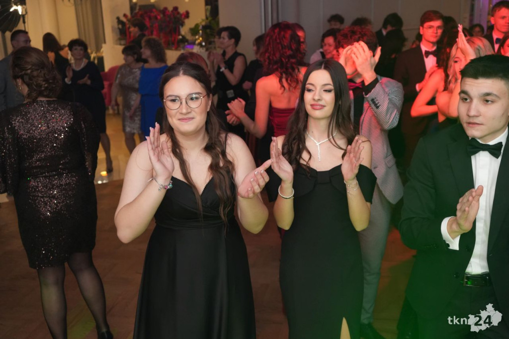 Poloneza czas zacząć! A nawet sześć! Studniówka 2026 II Liceum Ogólnokształcącego w Końskich [wideo, zdjęcia]
