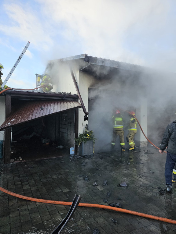 Spłonął garaż w Wyszynie Fałkowskiej w gminie Ruda Maleniecka