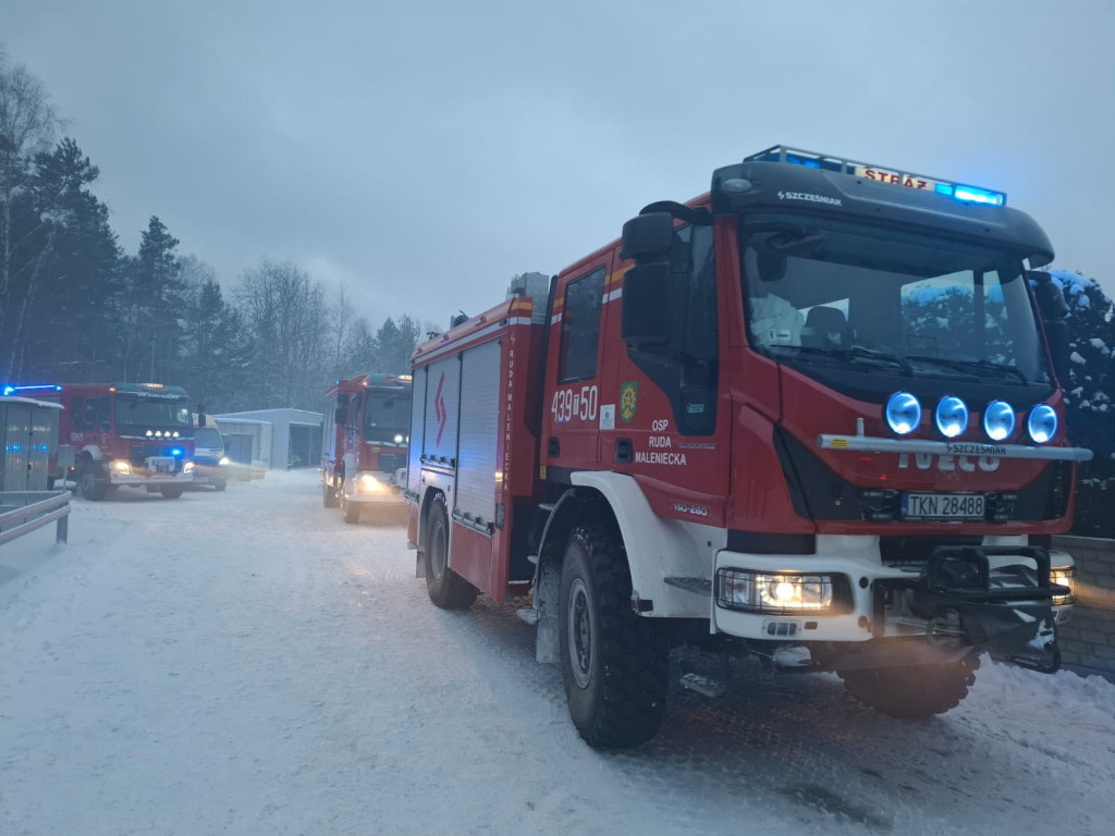 Kolejny pożar w regionie. Garaż spłonął w Przybyszowach. Długa akcja strażaków [zdjęcia]