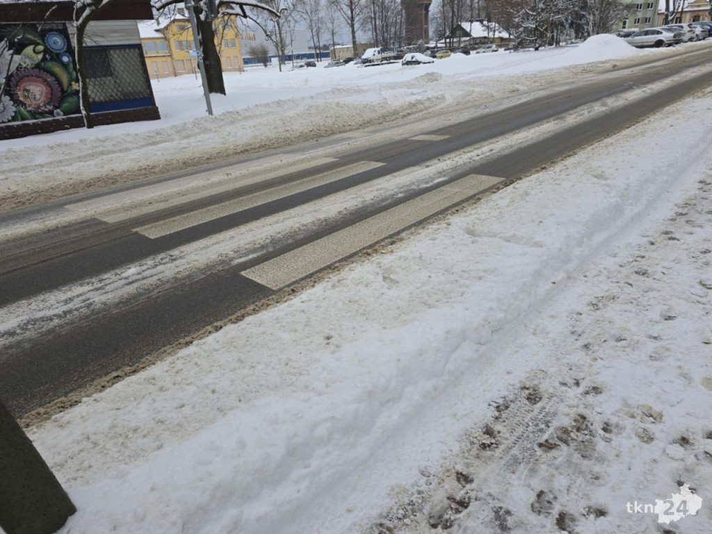 Kto odpowiada za odśnieżanie chodników? Czy trzeba zakładać raki idąc na miasto?
