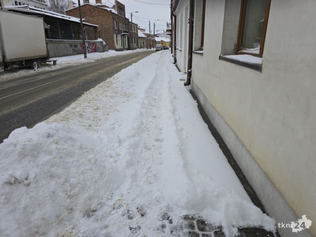 Kto odpowiada za odśnieżanie chodników? Czy trzeba zakładać raki idąc na miasto?