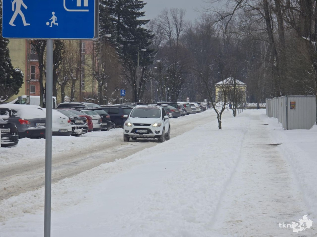 Kto odpowiada za odśnieżanie chodników? Czy trzeba zakładać raki idąc na miasto?