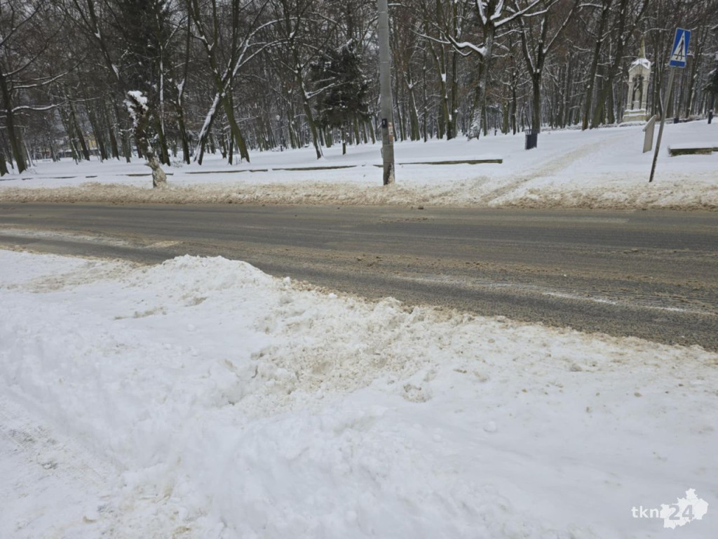 Kto odpowiada za odśnieżanie chodników? Czy trzeba zakładać raki idąc na miasto?